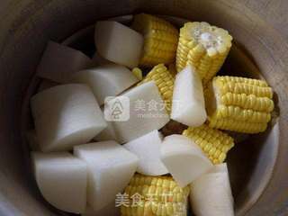 玉米萝卜猪蹄汤的做法步骤:3