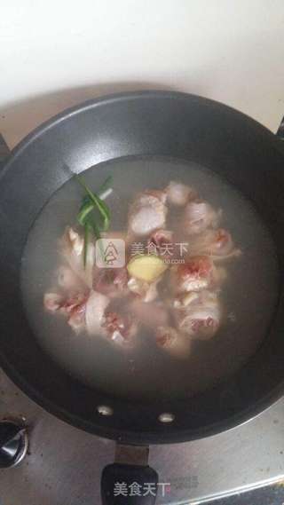 蒜香鸡腿烧栗子的做法步骤:2