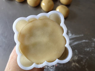 广式红豆沙月饼的做法步骤:10
