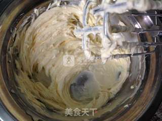 裱花杯子蛋糕(简单易做的奶酪霜)的做法步骤:2