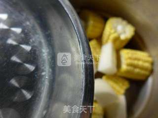 玉米萝卜猪蹄汤的做法步骤：5