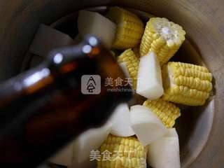 玉米萝卜猪蹄汤的做法步骤:4