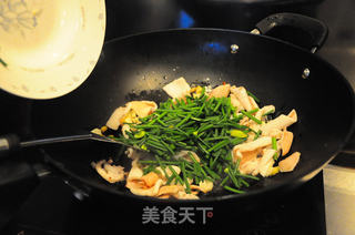韭菜苔炒鱿鱼的做法步骤:7