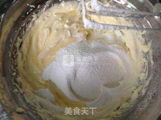 裱花杯子蛋糕(简单易做的奶酪霜)的做法步骤:4