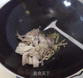 红辣椒炒鱿鱼的做法步骤:3