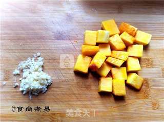 XO酱排骨蒸南瓜的做法步骤:2