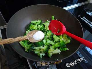 清炒西兰花的做法步骤:7