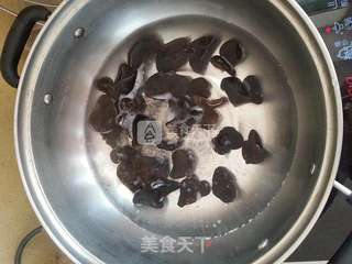 韭苔黑木耳炒鸡蛋的做法步骤:2
