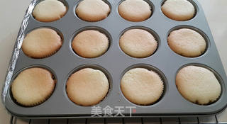 意式奶油霜裱花纸杯蛋糕的做法步骤：8