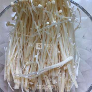 香煎孜然金针菇的做法步骤:2