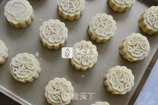 莲蓉蛋黄月饼的做法步骤:15