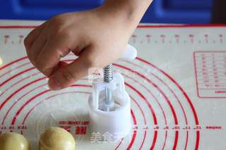 莲蓉蛋黄月饼的做法步骤:16