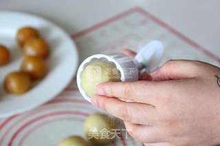 莲蓉蛋黄月饼的做法步骤:15