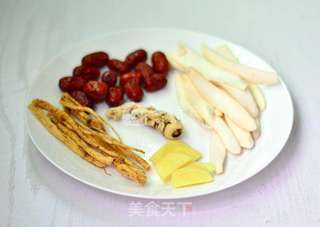 当归炖鸡汤的做法步骤:2