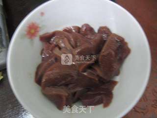 波菜枸杞猪肝汤的做法步骤:2