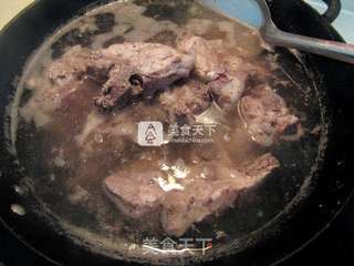 白萝卜杏鲍菇腔骨汤的做法步骤:2