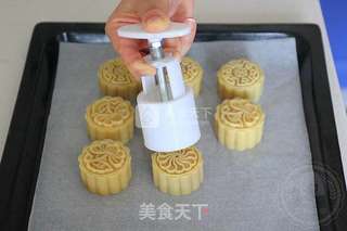 莲蓉蛋黄月饼的做法步骤:17