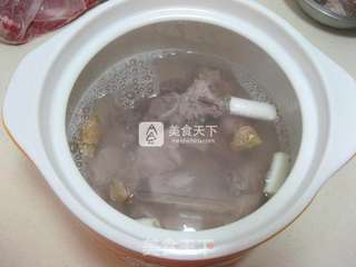 白萝卜杏鲍菇腔骨汤的做法步骤:4