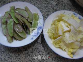 扁豆炒白菜的做法步骤：1