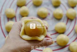 莲蓉蛋黄月饼的做法步骤:12