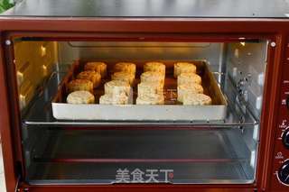 莲蓉蛋黄月饼的做法步骤:16