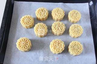莲蓉蛋黄月饼的做法步骤:18