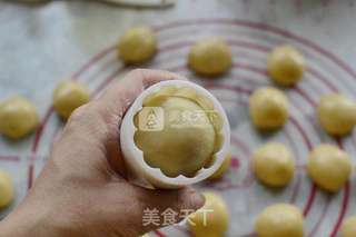 莲蓉蛋黄月饼的做法步骤:14