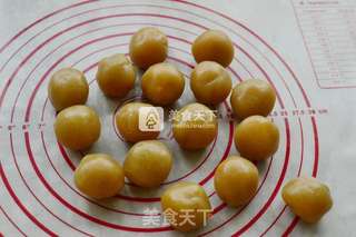 莲蓉蛋黄月饼的做法步骤:11