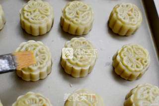 莲蓉蛋黄月饼的做法步骤:17