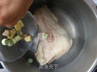 卤猪腿骨的做法步骤:2