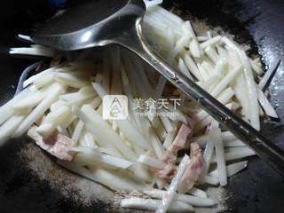 韭菜炒萝卜的做法步骤:2