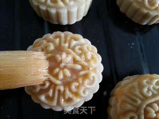 蛋黄莲蓉月饼的做法步骤:12