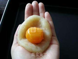 蛋黄莲蓉月饼的做法步骤:5