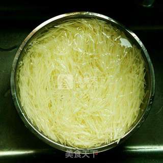 特色油泼土豆丝的做法步骤:2