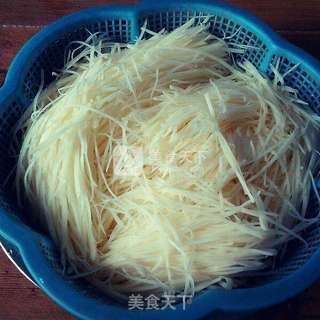 特色油泼土豆丝的做法步骤:3