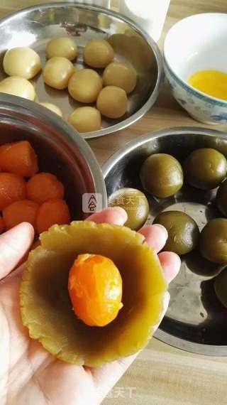 莲蓉蛋黄月饼的做法步骤：7