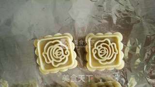 莲蓉蛋黄月饼的做法步骤：10