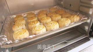 自制广式蛋黄豆沙月饼的做法步骤:7