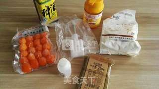 莲蓉蛋黄月饼的做法步骤：1