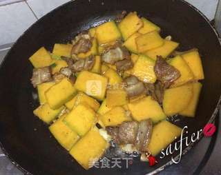 五花肉炒南瓜片的做法步骤:5