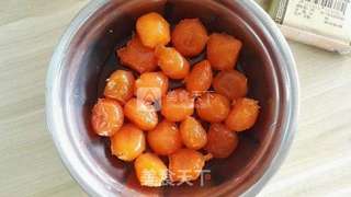 莲蓉蛋黄月饼的做法步骤：2