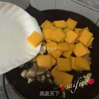 五花肉炒南瓜片的做法步骤:4