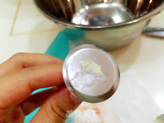 花朵纸杯蛋糕(意式奶油霜裱花)的做法步骤:12