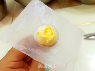 花朵纸杯蛋糕(意式奶油霜裱花)的做法步骤:15