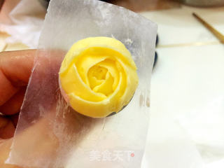 花朵纸杯蛋糕(意式奶油霜裱花)的做法步骤:16