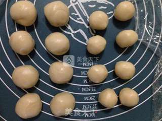 豆沙蛋黄酥的做法步骤:7