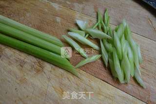 香辣熏干炒芹菜的做法步骤:3