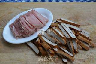 香辣熏干炒芹菜的做法步骤:2