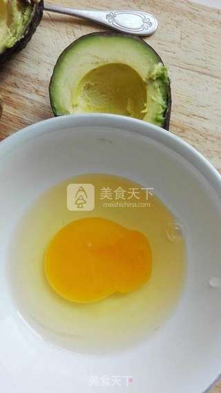牛油果烤蛋的做法步骤:2