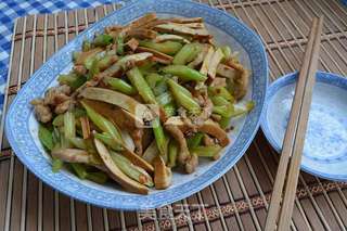 香辣熏干炒芹菜的做法步骤:5